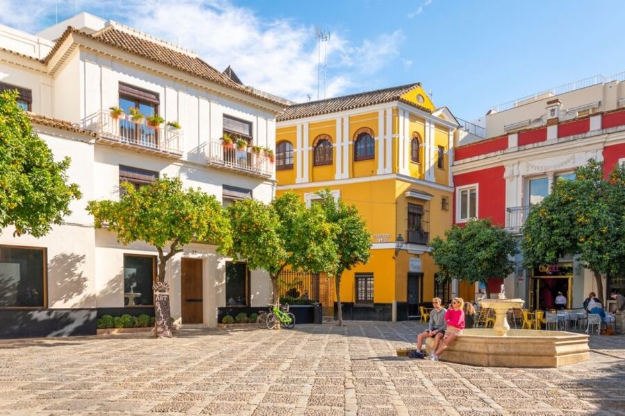 Seville: Barrio de Santa Cruz Small Group Walking Tour - Starting in the right place: Plaza del Triunfo and the orange umbrella
