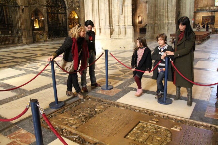 Seville: Cathedral 1-Hour Guided Tour - Getting started at the bottom of La Giralda