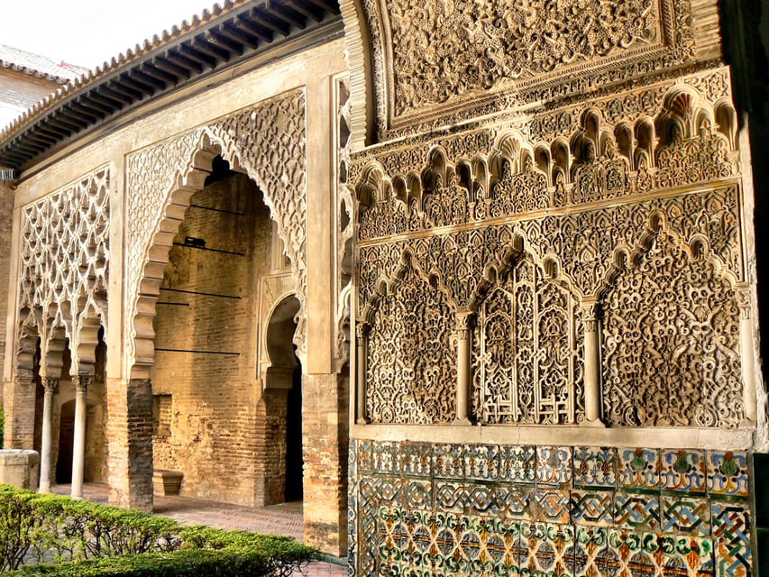Seville: Cathedral & Alcázar Guided Tour with River Cruise - Royal Alcázar, palaces and gardens with a guide who keeps it clear