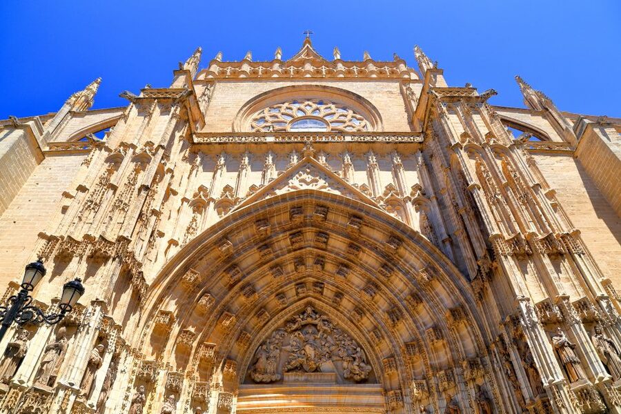 Seville: Cathedral and Alcázar Guided Tour - Royal Alcázar of Seville: Islamic Art, Palace Rooms, and the Art That Tells a Timeline
