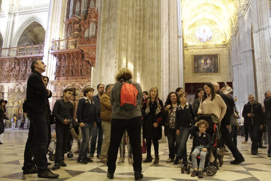 Seville: Cathedral and Giralda Skip-the-line Guided Tour - Climbing La Giralda: 35 Ramps to Panoramic Views