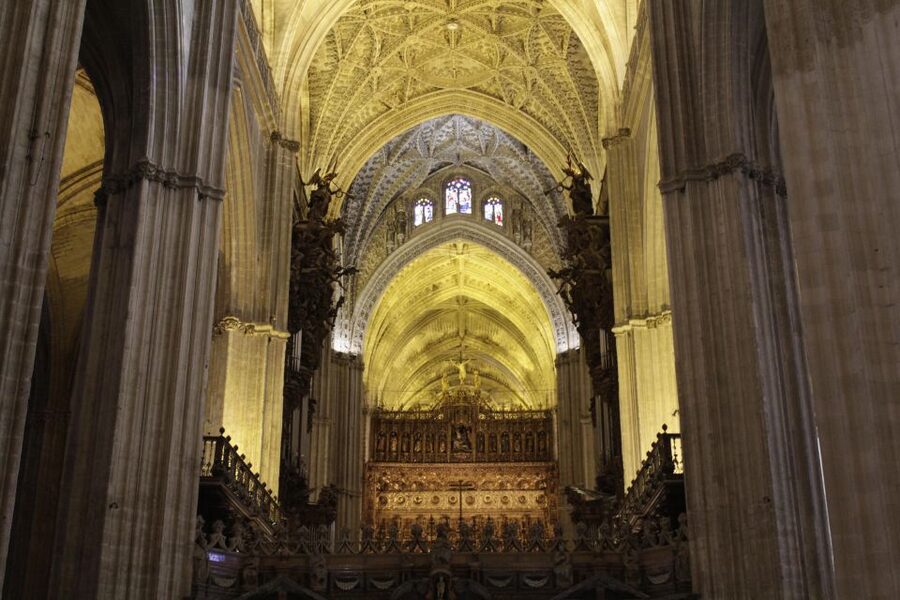 Seville: Cathedral and Giralda Skip-the-line Guided Tour - Group Size, Headsets, and How Crowds Can Affect Your Visit