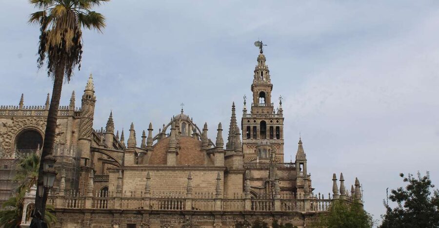 Seville: Cathedral and Giralda Skip-the-line Guided Tour - Where You Meet Plaza Virgen de los Reyes, 4, and What to Bring