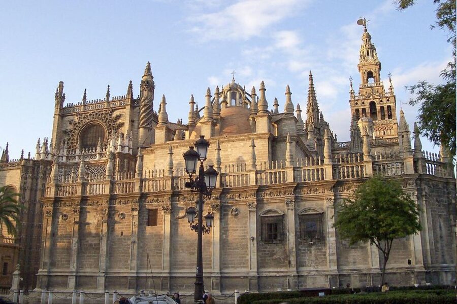 Seville: Cathedral, Giralda & Alcazar Entry With Guided Tour - Alcázar of Seville: Orange Trees, Myrtles, and Patio de Doncellas