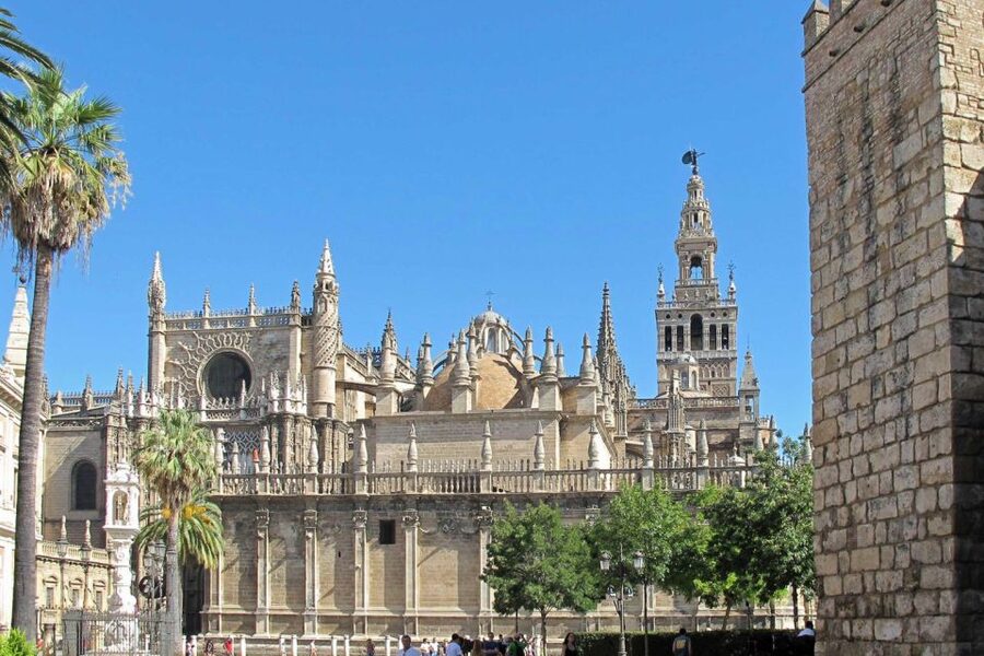 Seville: Cathedral, Giralda & Alcázar Guided Tour - Real Alcázar: gardens, palace design, and living royal space