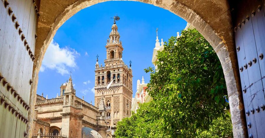 Seville: Cathedral, Giralda, and Alcazar Guided Tour - Meeting at Plaza del Triunfo, then getting your bearings fast