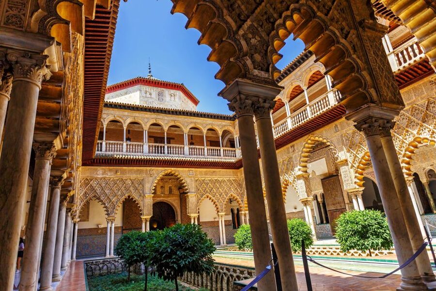Seville: Cathedral, Giralda, and Alcazar Guided Tour - Seville Cathedral: the biggest Gothic room in the world, built over the past