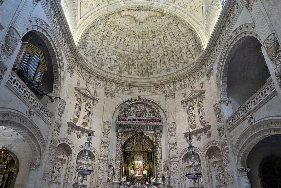 Seville: Cathedral & Giralda Guided Tour with Entry Tickets - Languages, sound system, and why hearing the guide matters