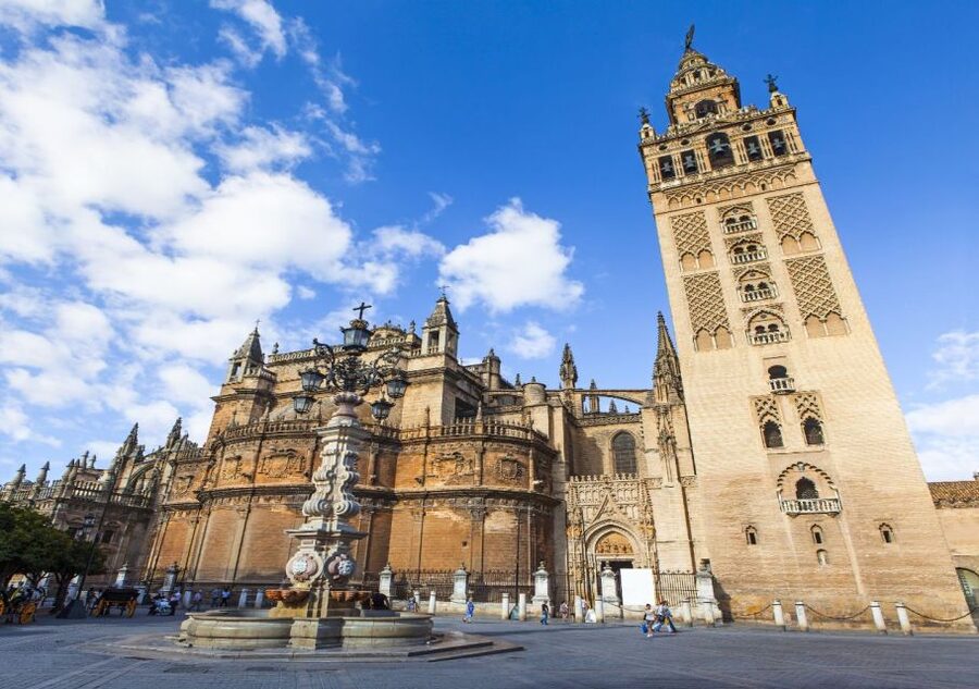 Seville: Cathedral & Giralda Guided Tour with Entry Tickets - Meeting point chaos, and how to find your guide quickly