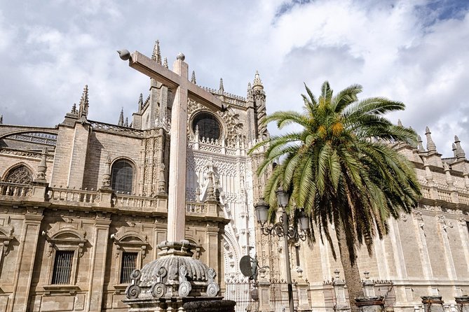 Seville: Cathedral Guided Tour with Priority Access - Timing and Crowds: When the Cathedral Changes the Experience