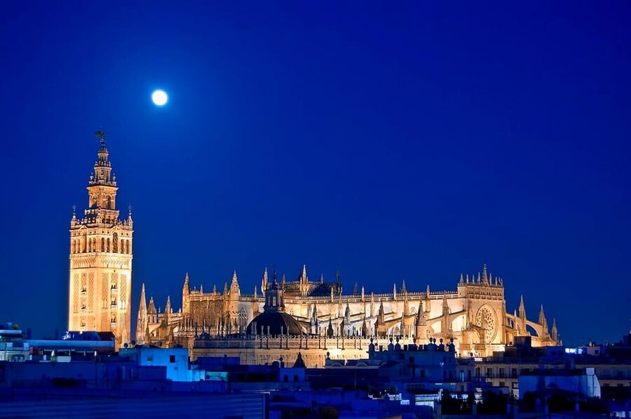 Seville: Cathedral of Seville Guided Night Tour & Light Show - The Interior Route: How You Notice Masterpieces at Night
