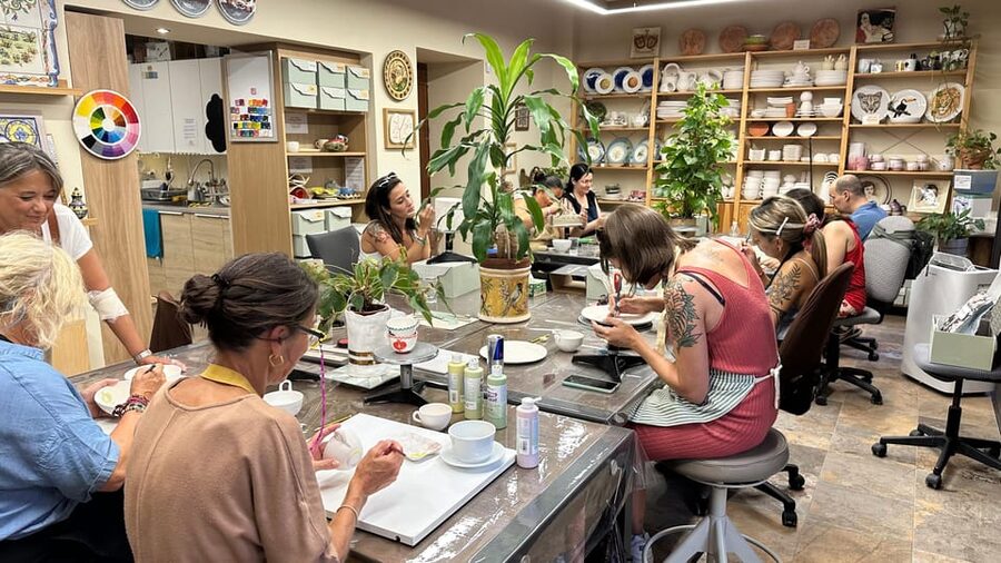 Seville: Ceramic painting workshop - The 2-hour session, what you do first and what you can finish