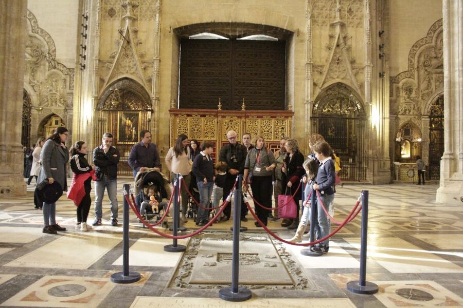 Seville: Guided Sightseeing Day Tour - Santa Cruz: Narrow Streets, Legends, and a Guided Route Through the Maze