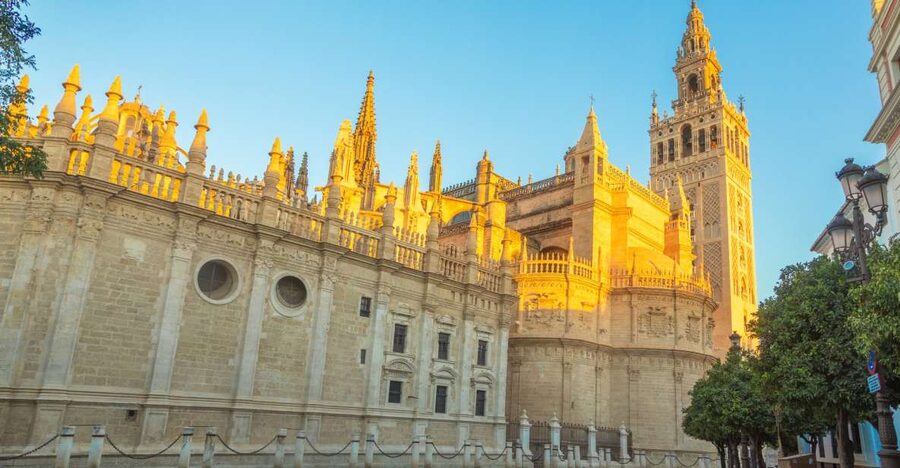 Seville: Guided Tour of Cathedral of Seville & Giralda Tower - Inside the Seville Cathedral: stained glass and chapels you can actually name