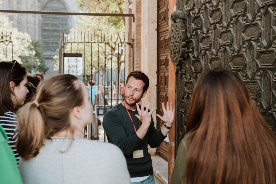 Seville: Guided Walking Tour with Optional Breakfast - Meeting point options and how the walking pace really feels