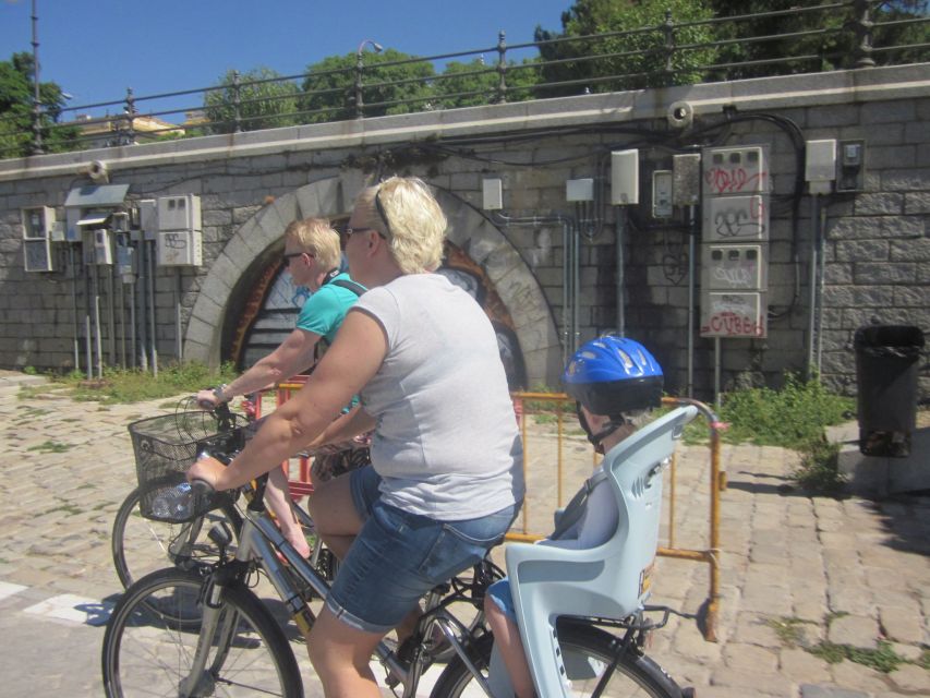 Seville: Highlights City Bike Tour - Maria Luisa Park green zones for shade and reset time