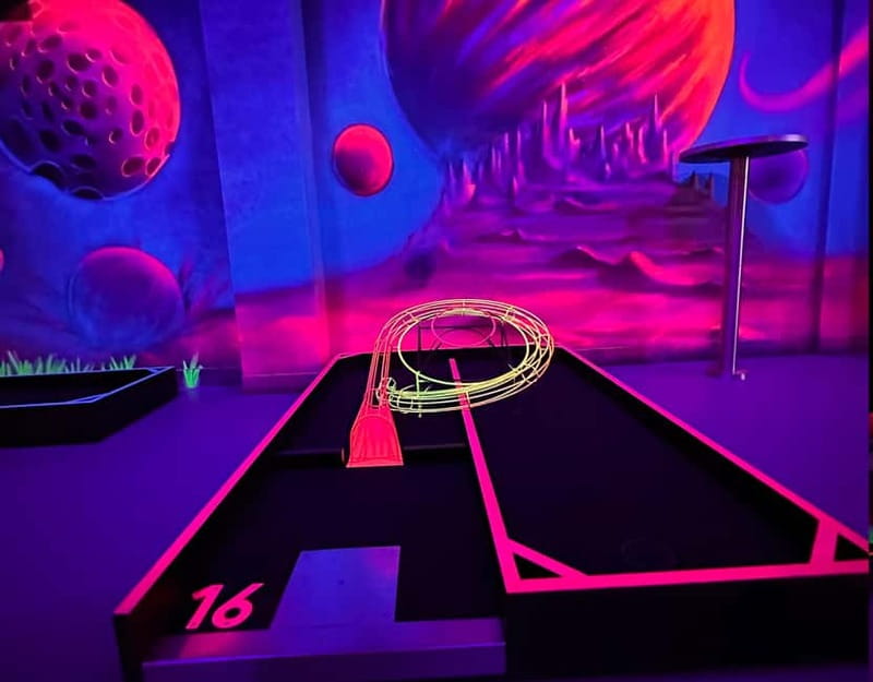 Seville: Indoor UV 18 hole Minigolf Experience - How the 18 Holes Work in a Neon Indoor Course
