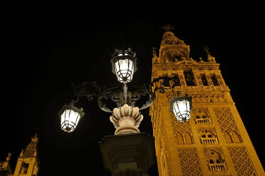 Seville: Paranormal Walking Tour in Spanish - Audiovisual Stories, Images, and Psychophonies on the Night Walk
