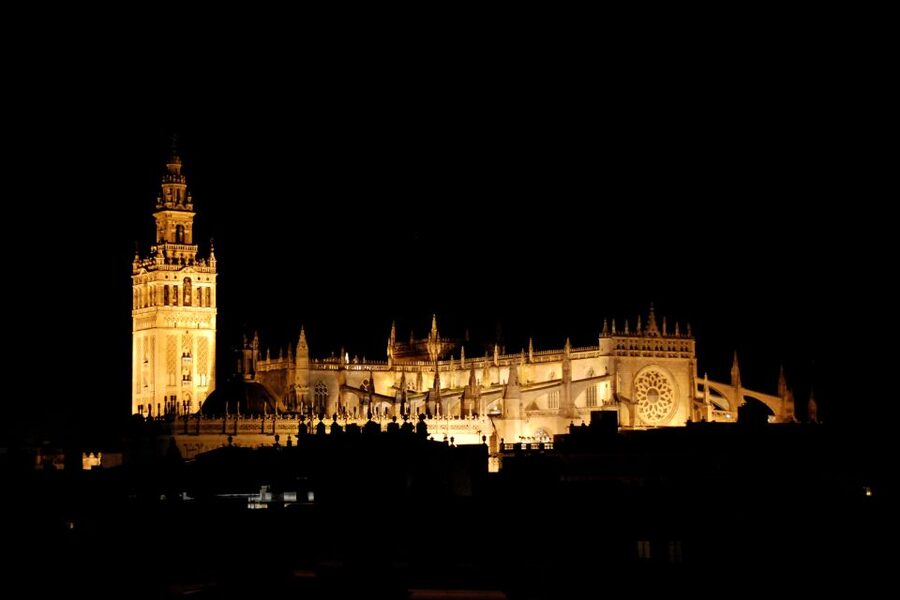 Seville: Paranormal Walking Tour in Spanish - Shared vs Private Tour, and How to Choose