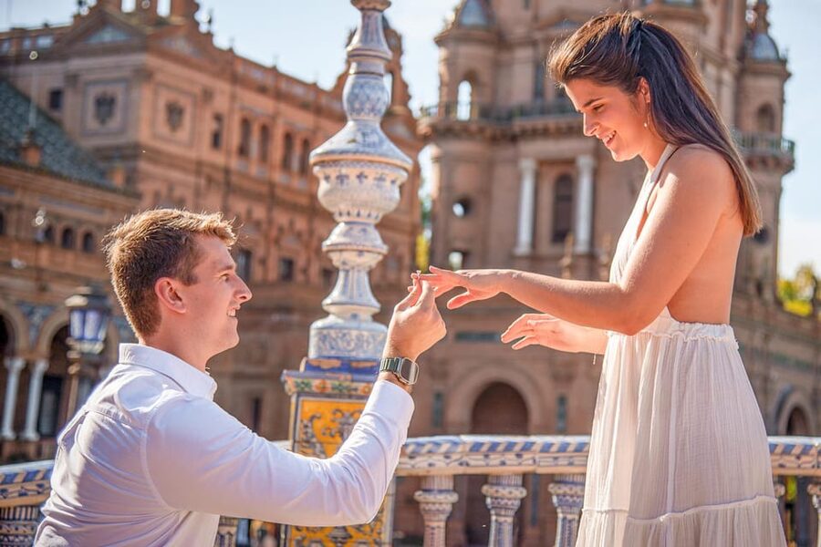 Seville PHOTO WALK - How the photographer helps you look comfortable on camera