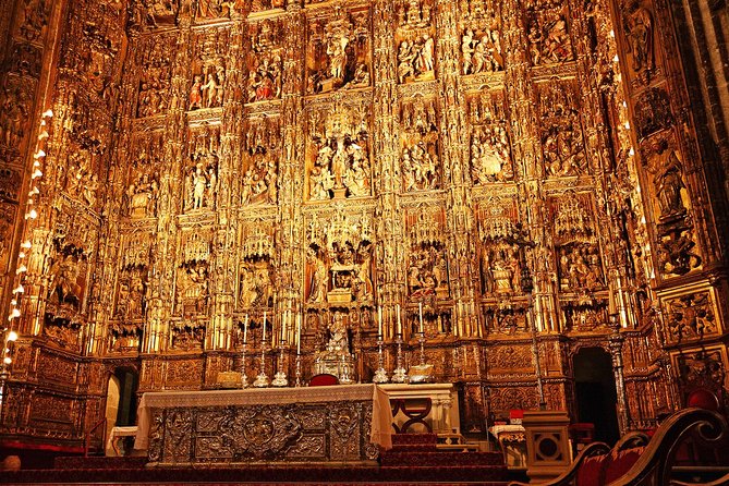 Seville Private Walking Tour with Alcazar & Cathedral Tickets - Real Alcázar de Sevilla: Courtyards, Tile Work, and Royal Power