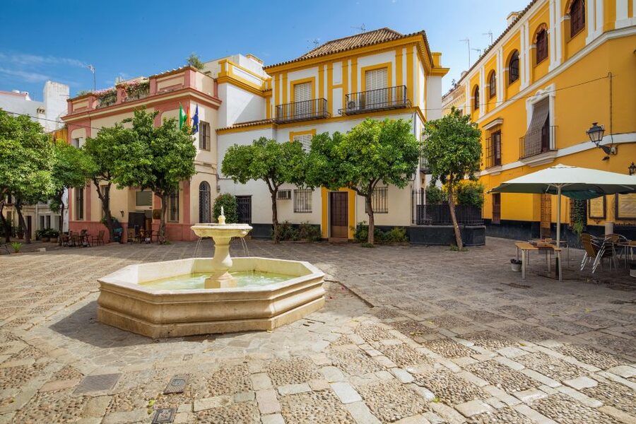 Seville: Relaxing City Bike Tour with a Tour Guide - Barrio Santa Cruz on wheels: old streets, manageable pace