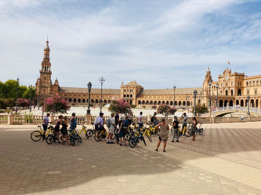 Seville: Relaxing City Bike Tour with a Tour Guide - Plaza de Santa Cruz start: the easiest way to orient fast