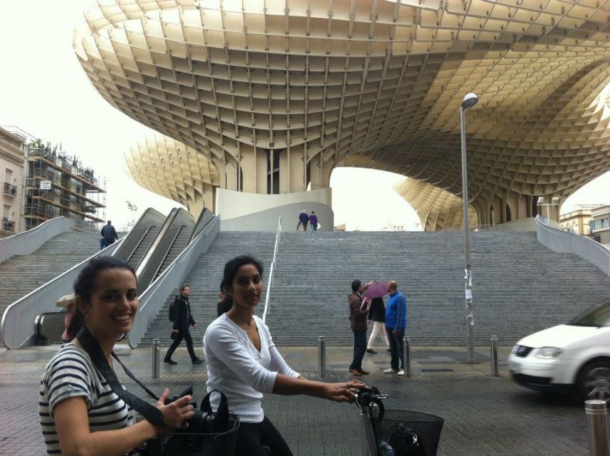 Seville: Relaxing Electric Bike tour with Tour Guide - Parque de María Luisa and Plaza de España Photo Time
