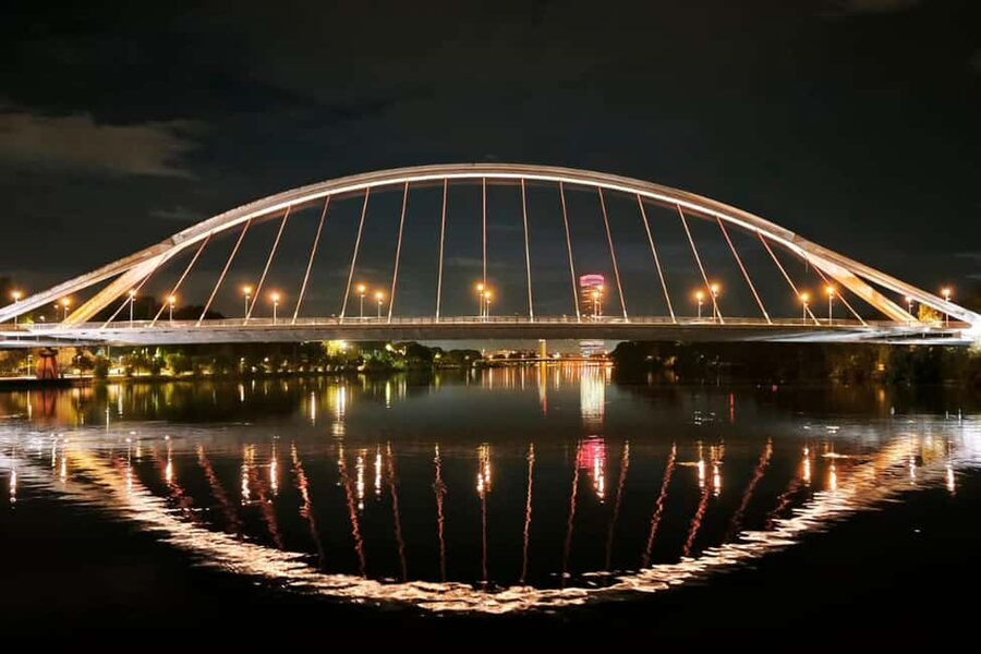 Seville: Restaurant boat ride on the Guadalquivir River with lunch/dinner - Drinks included until dessert: how to pace it