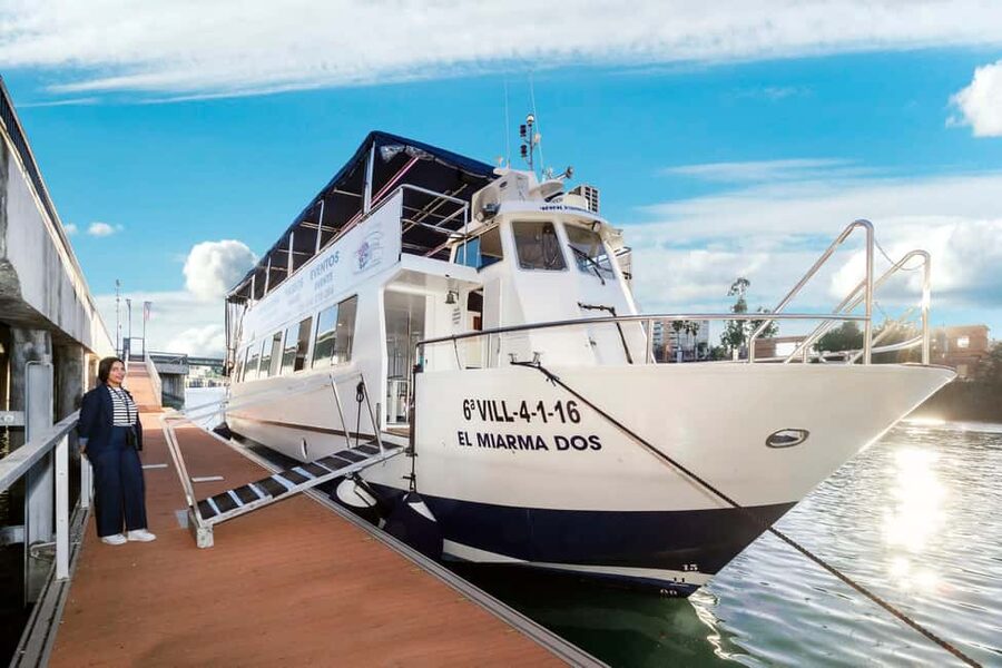 Seville: Restaurant boat ride on the Guadalquivir River with lunch/dinner - Boarding at Muelle Nueva York: finding the boat fast