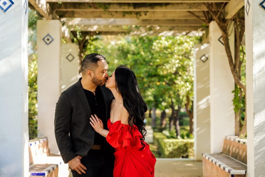 Seville: Romantic photoshoot for Couples - “Secret corners” and why local picks beat tourist hotspots