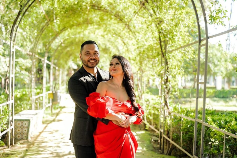 Seville: Romantic photoshoot for Couples - Posing guidance that helps even if you hate photos