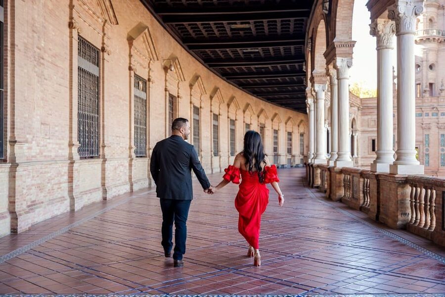 Seville: Romantic photoshoot for Couples - The real flow: meeting, direction, and a city-guided photo walk