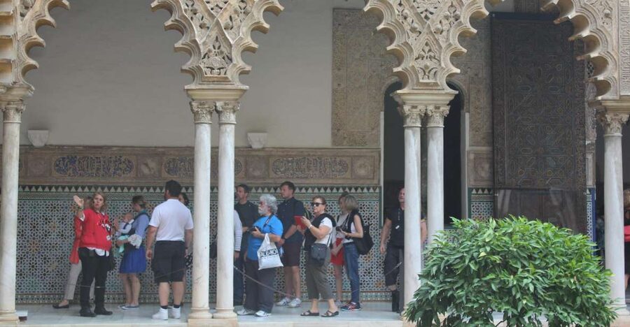 Seville: Royal Alcazar of Seville Tour - Getting started at Plaza Virgen de los Reyes (and finding your guide)