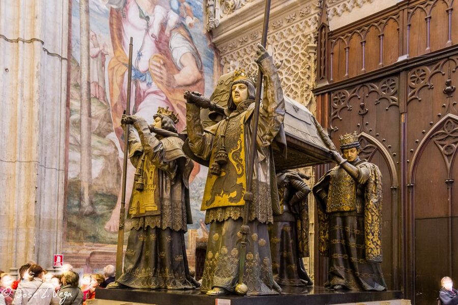 Seville: Small-Group Cathedral and Giralda Tour with Tickets - Why Seville’s Cathedral and Giralda work so well in 2 hours
