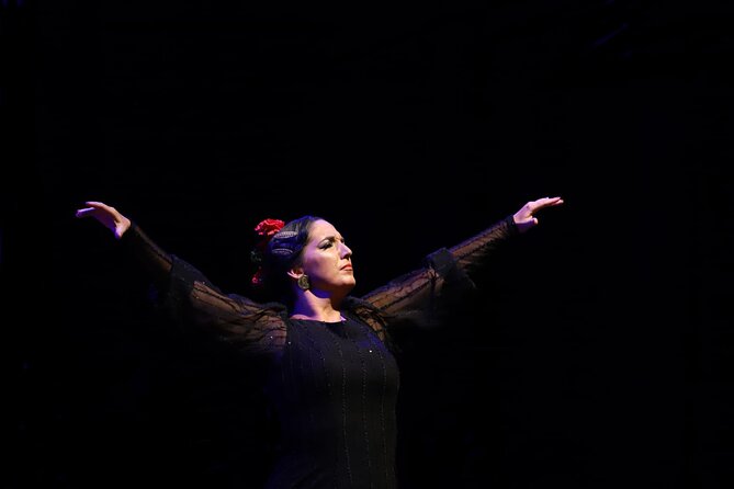 Tablao Flamenco La Guarida del Angel Jerez - What happens on stage: singing, dancing, and guitar in one tight set